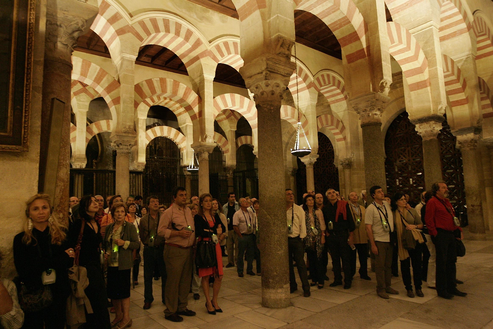 Asistentes a la visita nocturna de la Mezquita-Catedral.