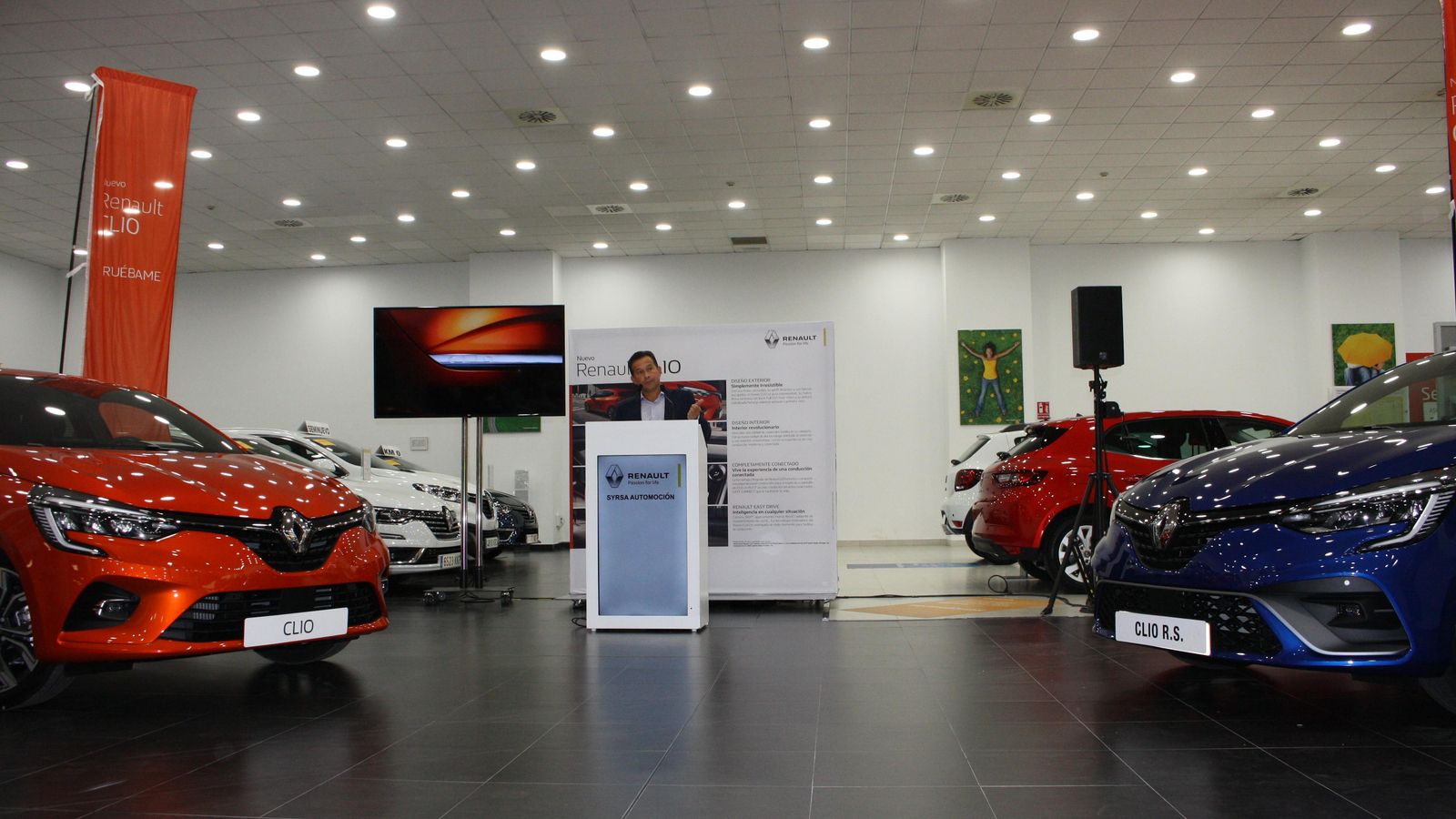 Miguel Esquirol, jefe de ventas de Syrsa Huelva, durante la presentación del nuevo Clio.