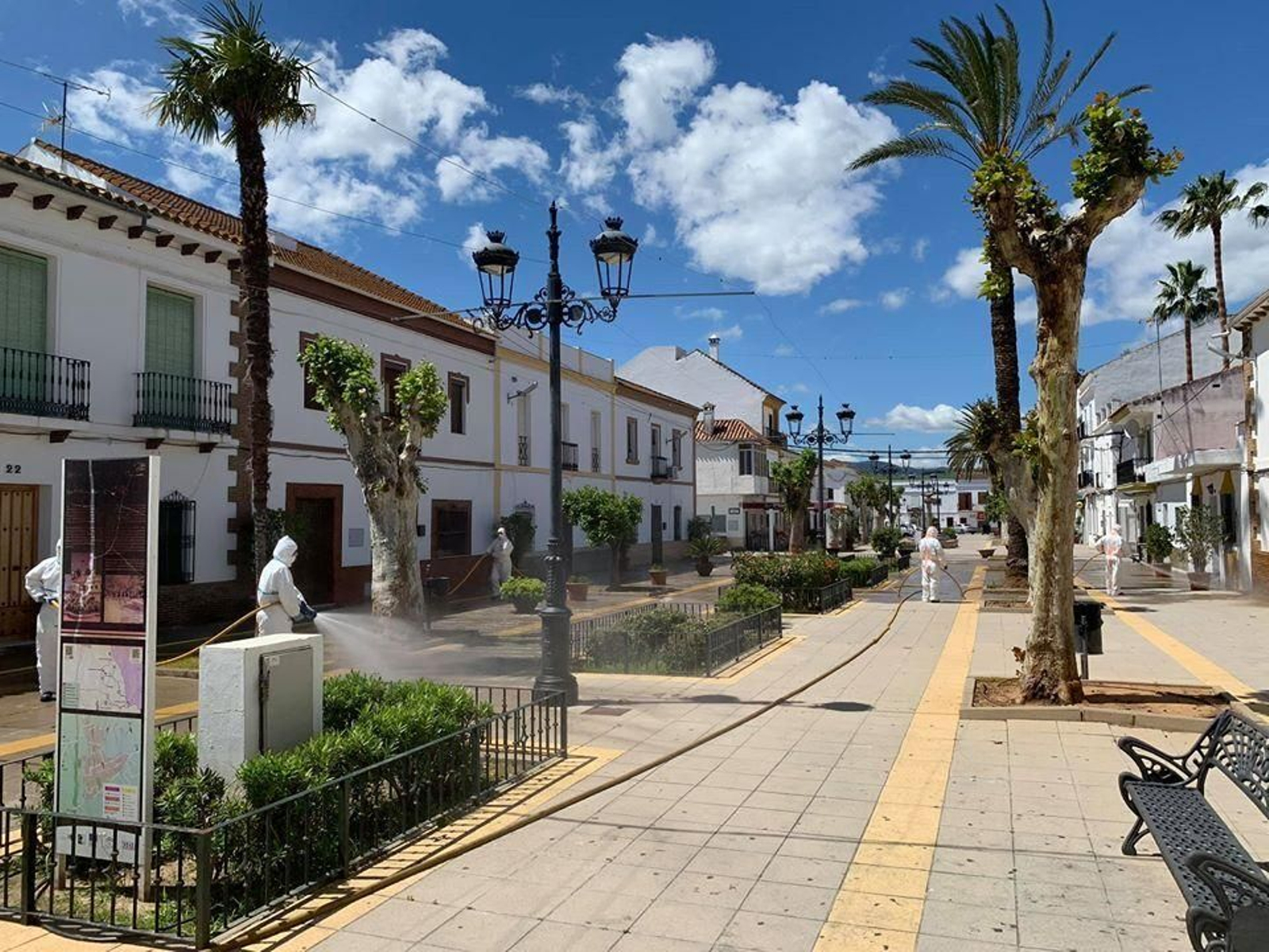 Operarios de desinfección, en Jimena.