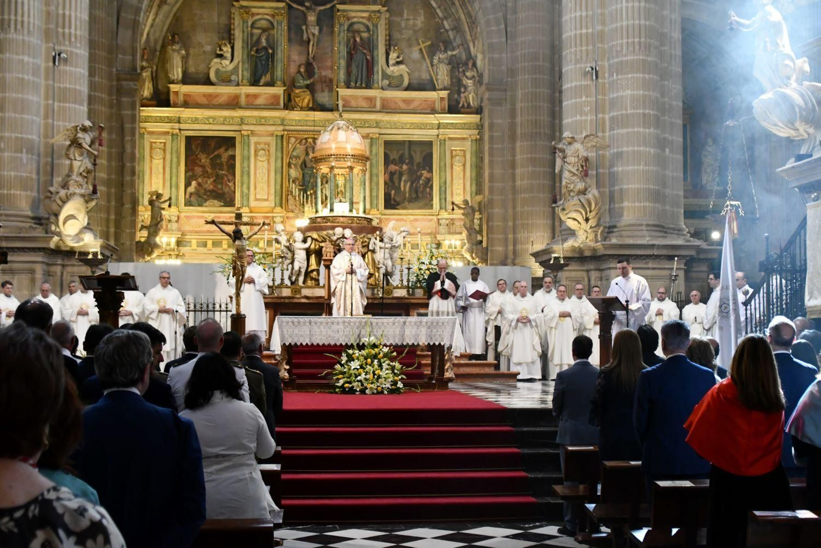 El Santísimo Sacramento llena de esperanza el corazón de los fieles jiennenses, en imágenes