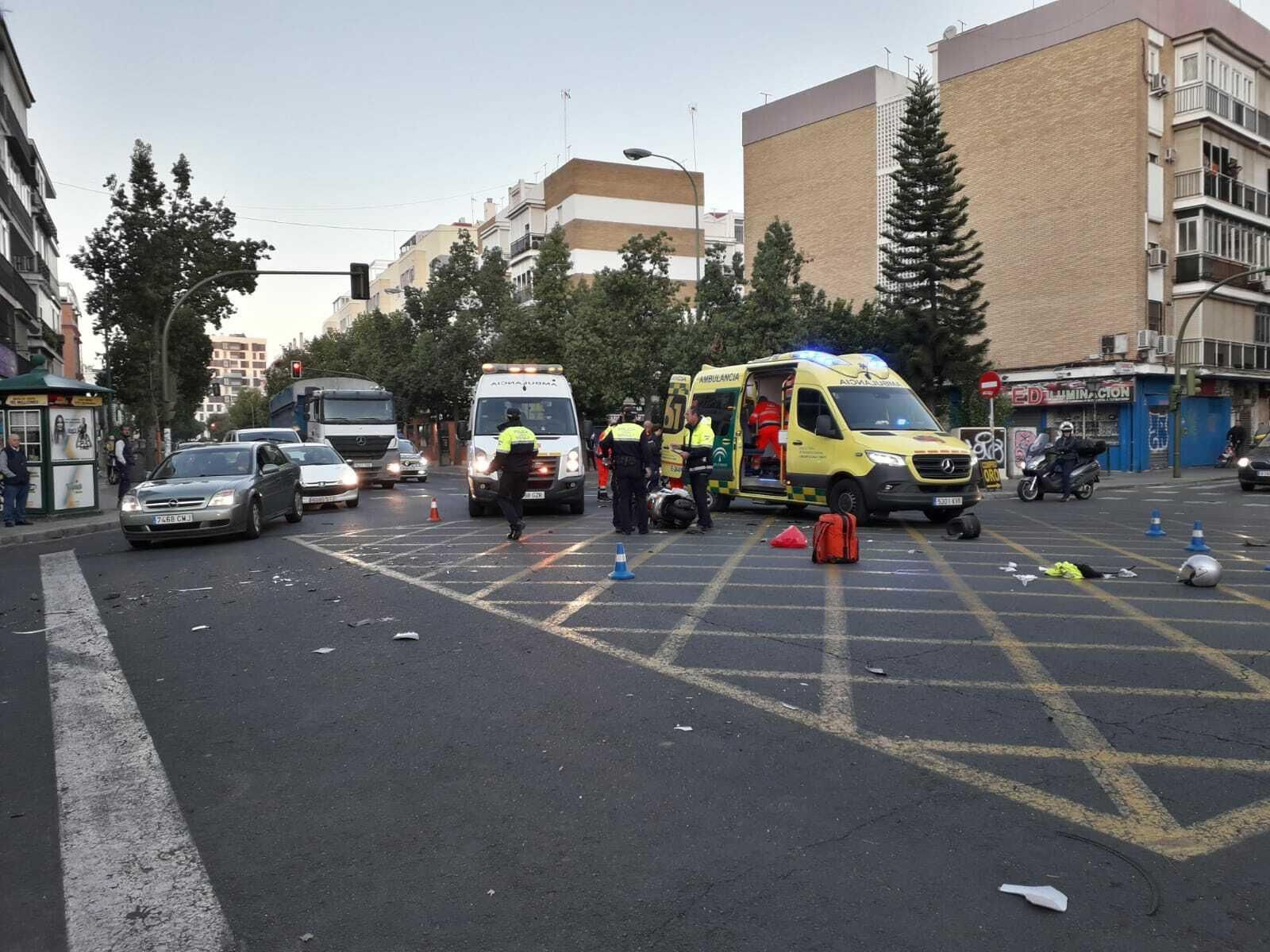 Policías y sanitarios en el lugar del accidente.