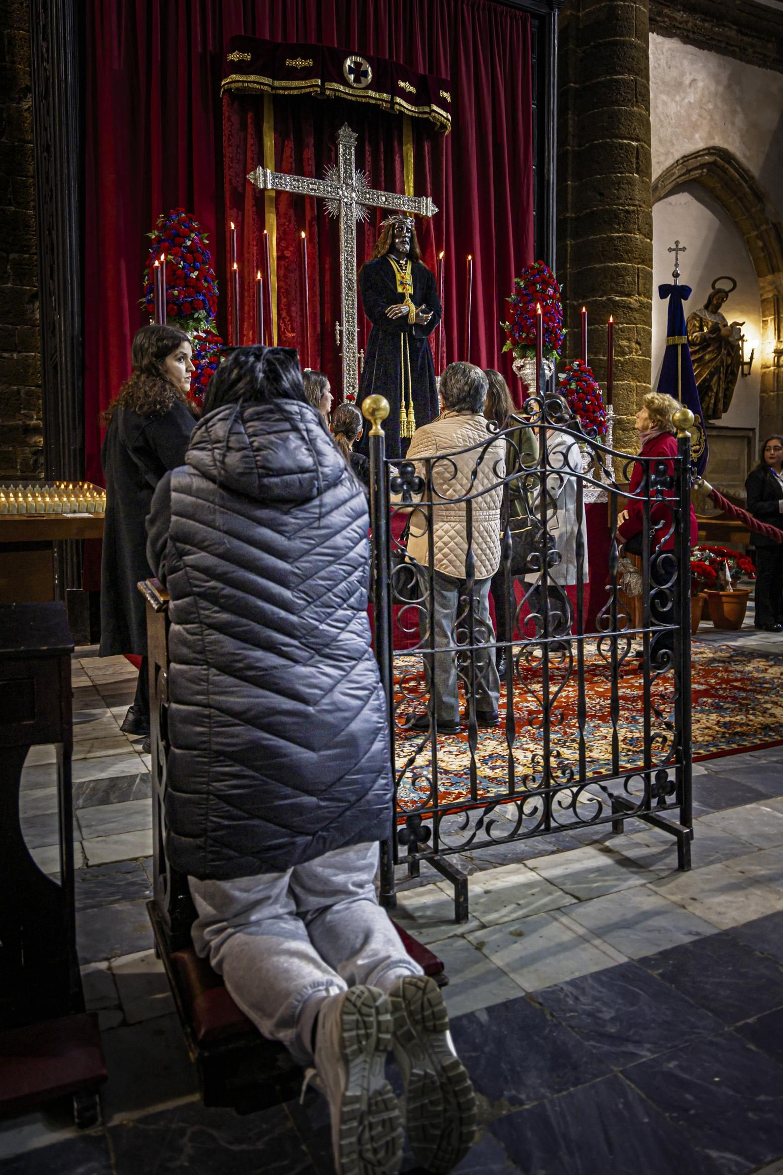 Las imágenes del besapié del primer viernes de marzo al Medinaceli en la Iglesia de Santa Cruz de Cádiz
