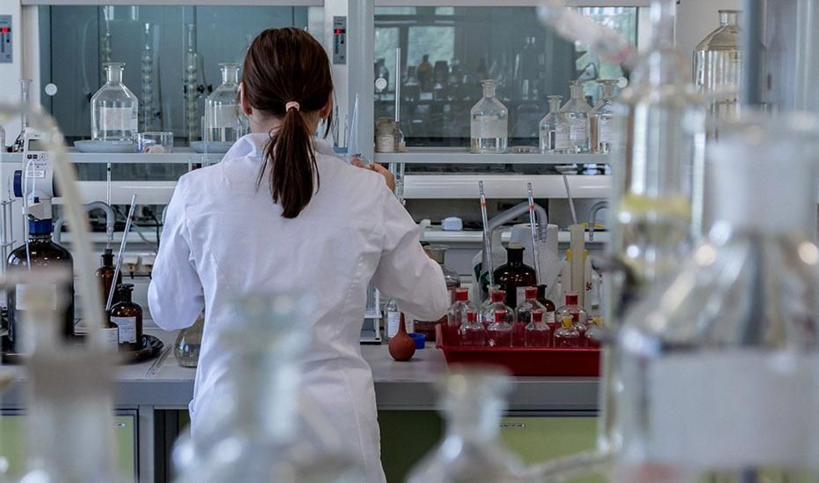 Una investigadora trabajando en un laboratorio. Una investigadora trabajando en un laboratorio.