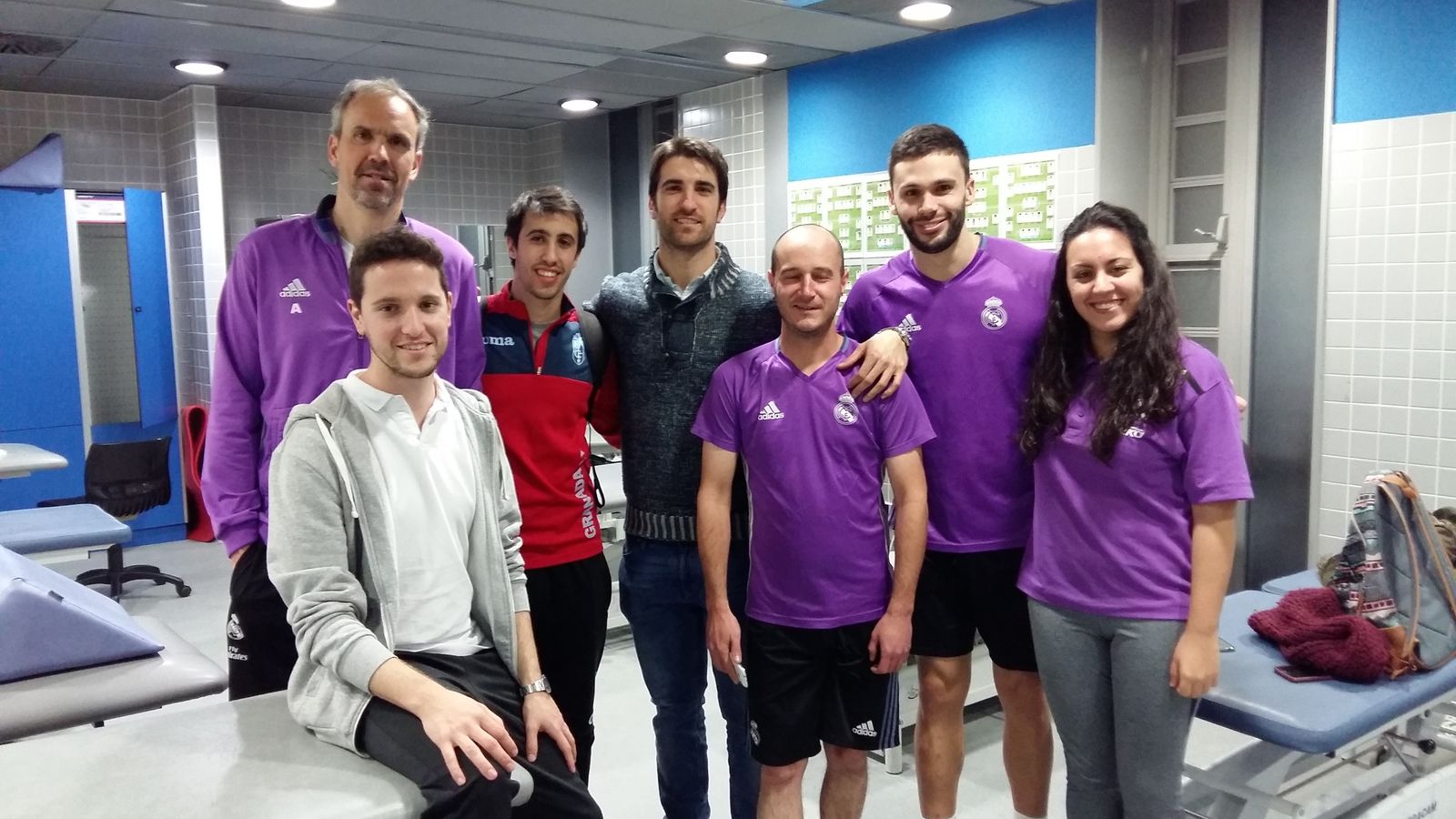 Javi, con profesionales de las categorías inferiores del Real Madrid. Entre otros, Alvaro Solano y Davide Violati.