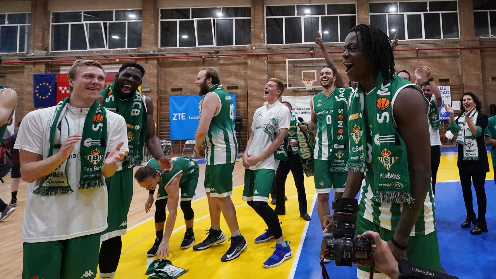 Borg y Bropleh celebran junto a sus compañeros el ascenso en la cancha del Pez Volador.