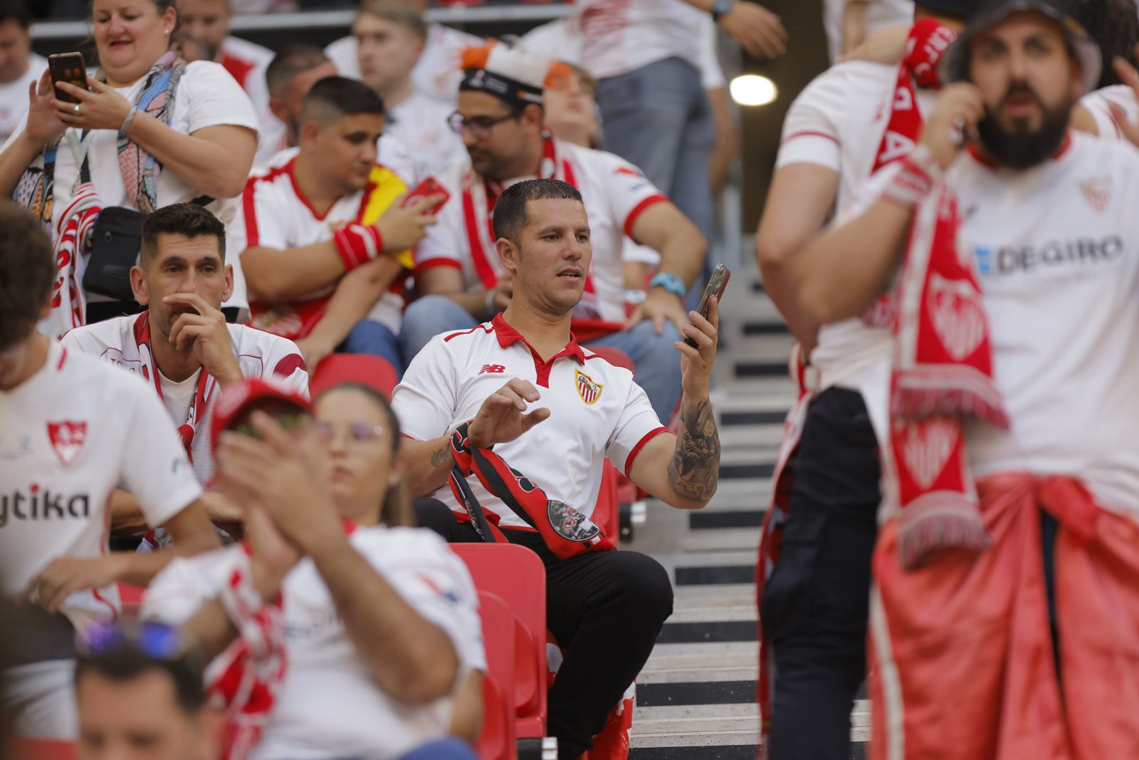 Búscate en las fotos del Sevilla-Roma