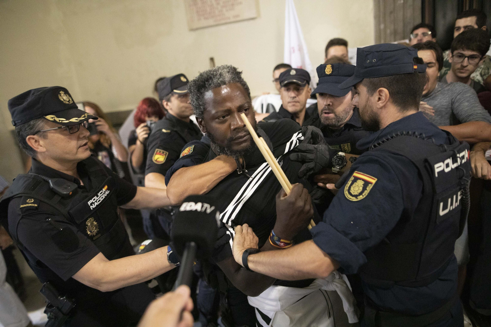 Altercados en la conferencia de Macarena Olona en Granada