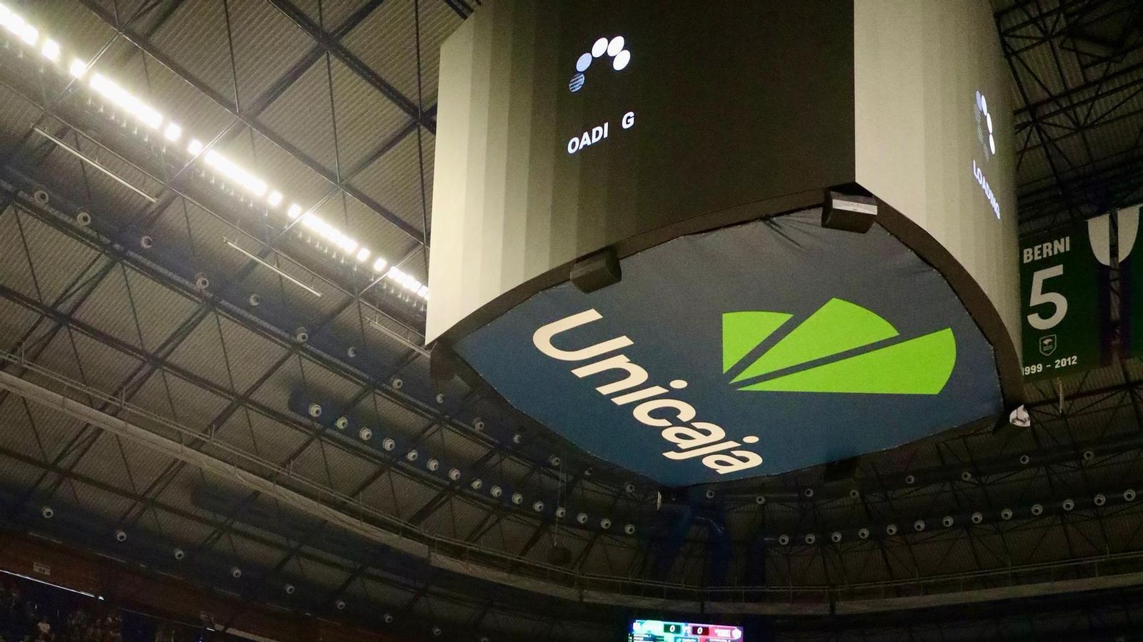 La fiesta previa del Unicaja: Subida de bandera, homenaje a Toñi García, nuevo videomarcador...