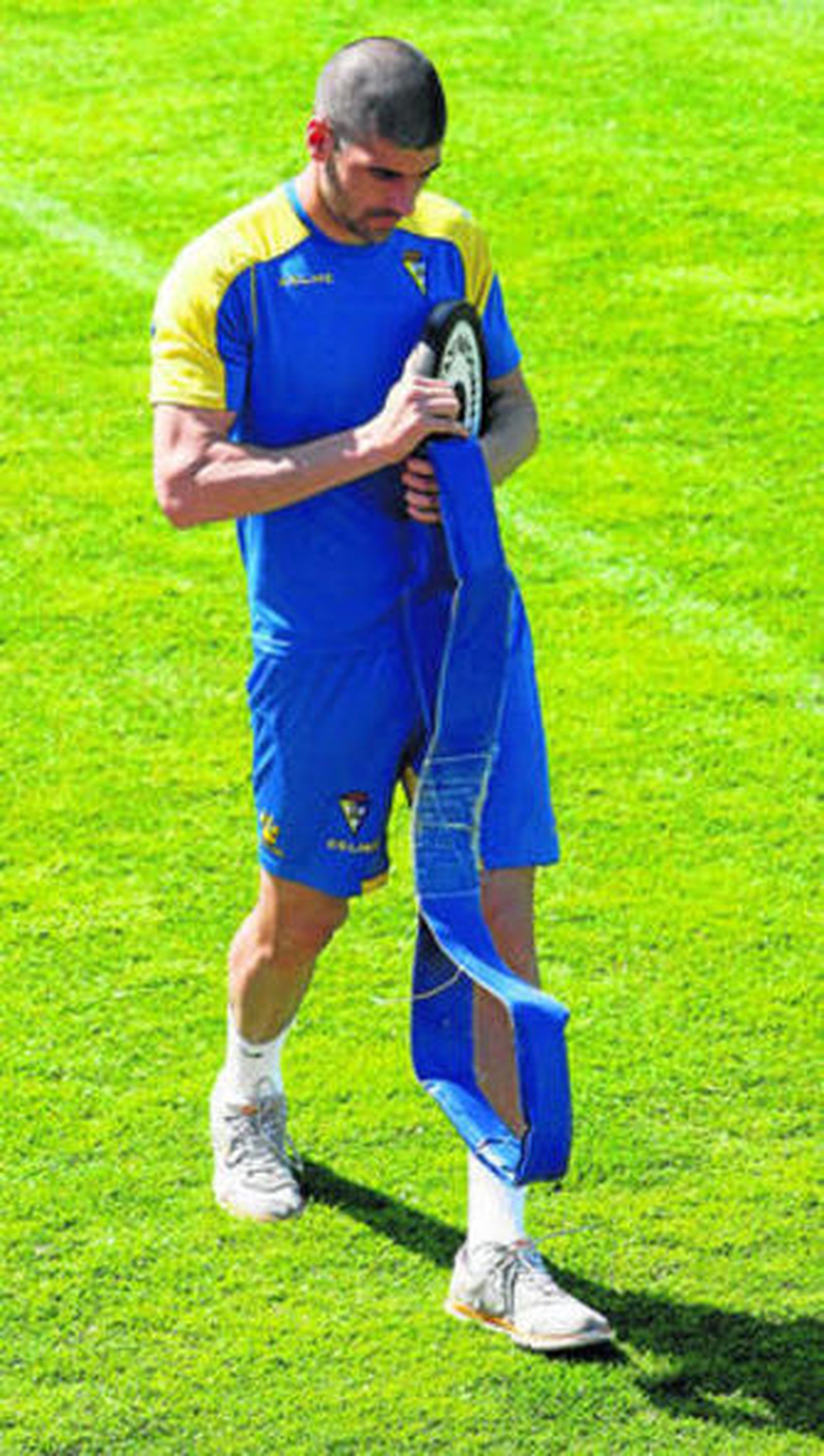 Moreno, con una pesa durante el entrenamiento de ayer.