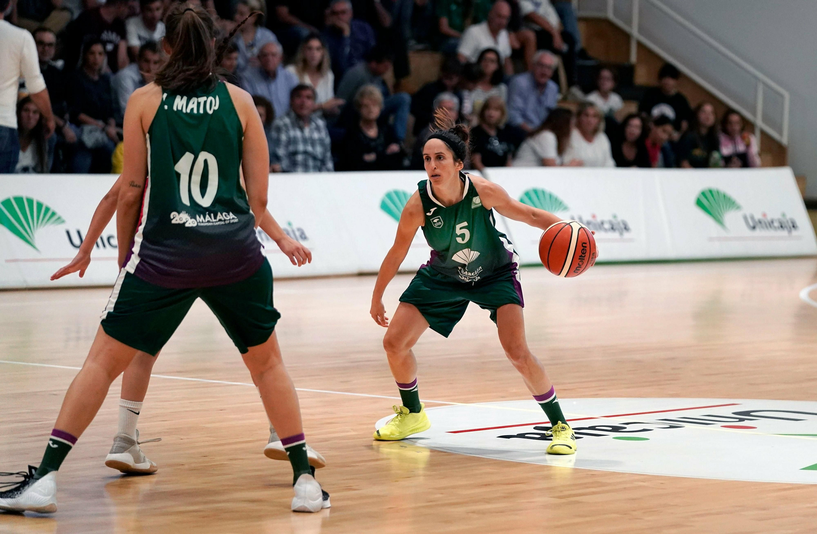 Gema García intenta jugar un bloqueo con Vero Matoso.