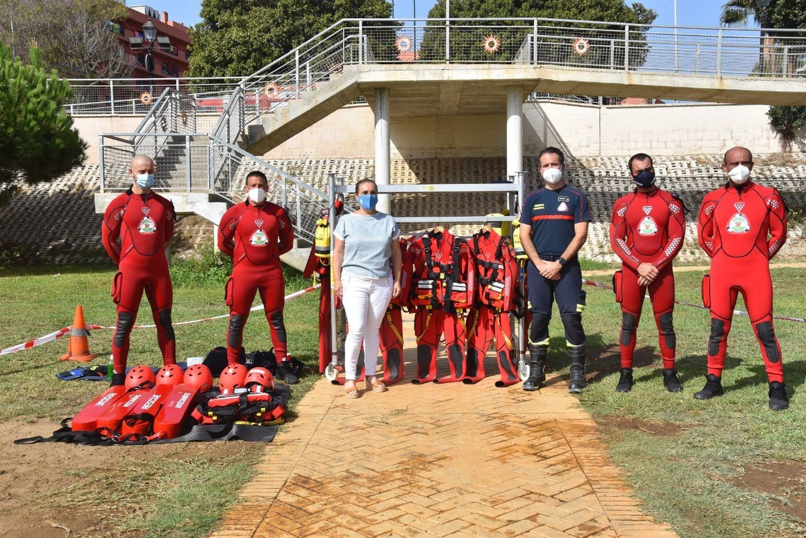 La alcaldesa de Fuengirola con los bomberos.