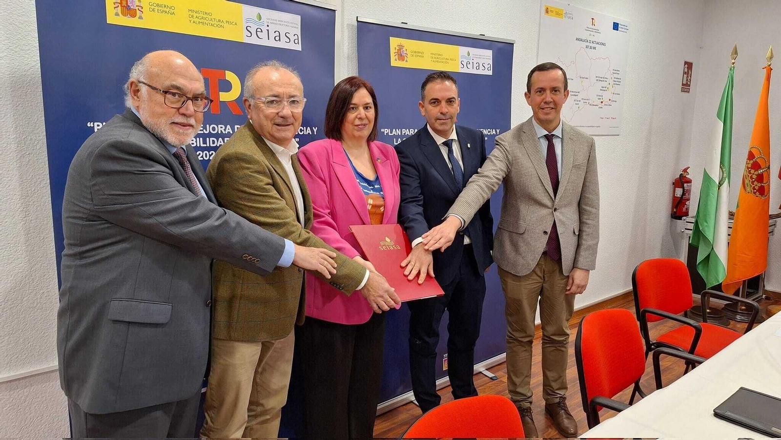 Los responsables del acuerdo posaron tras firmarlo.