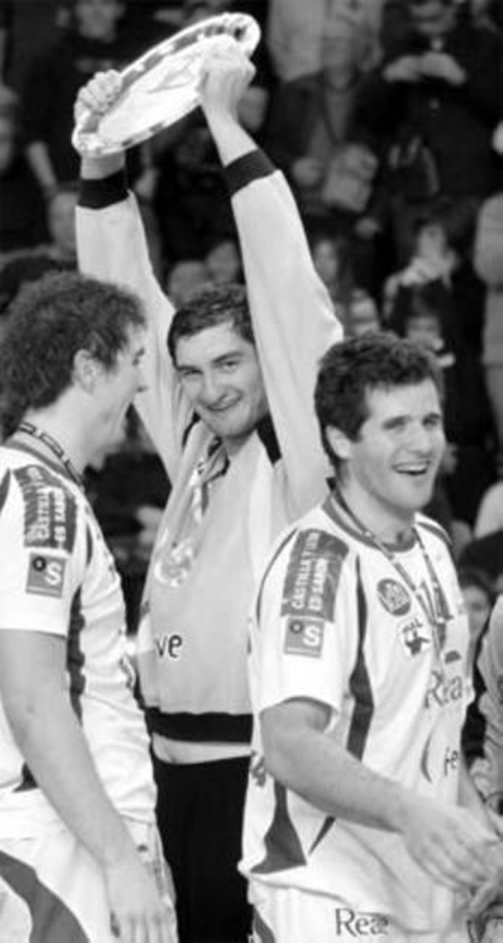 Mirko Alilovic levanta el trofeo.