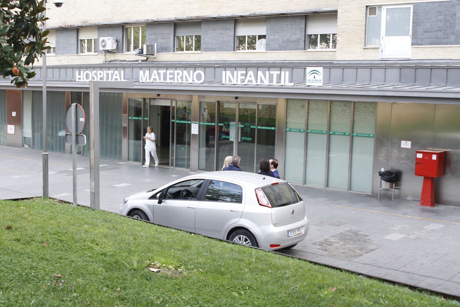 Imagen de archivo de la entrada principal del Hospital Materno Infantil de Granada