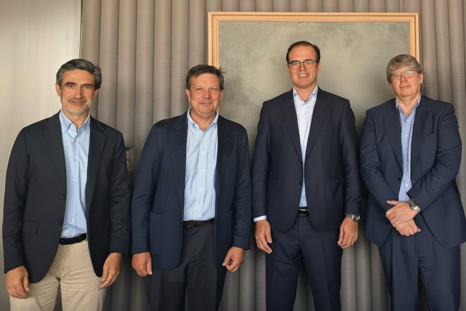 Foto de familia del acuerdo entre BBVA Consumer Finance y Ganvam.
