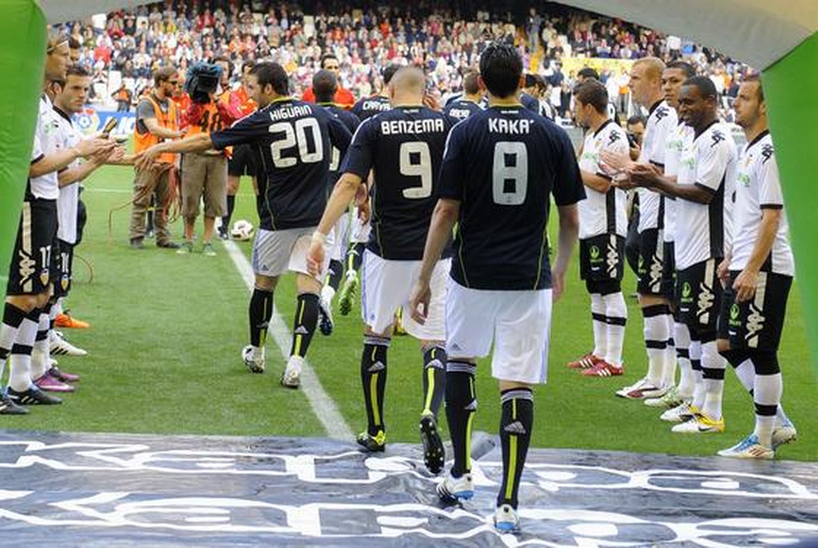 Los jugadores del Valencia hace el pasillo a los campeones de la Copa del Rey. / Reuters