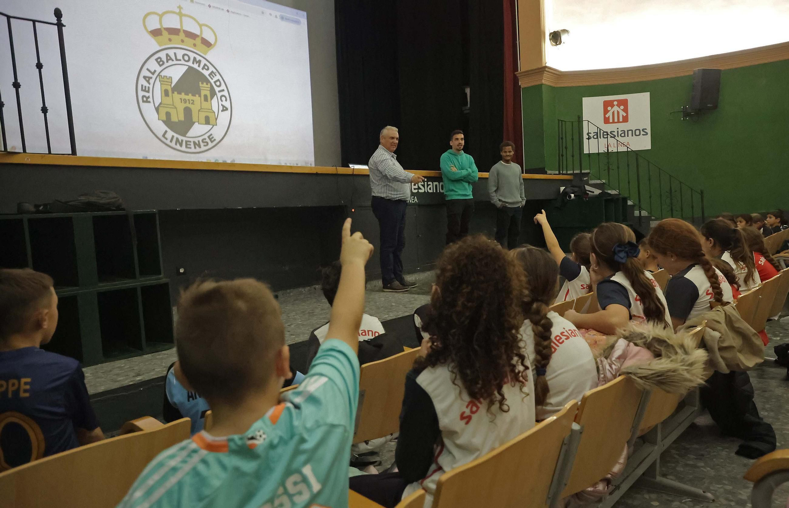 Las fotos de la visita de los jugadores de la Balona al colegio Salesianos de La Línea