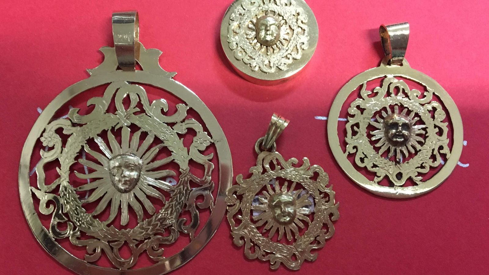 Distintos formatos del Sol de Portocarrero en oro, diseños que inspiraron el galardón institucional del Ayuntamiento de Almería