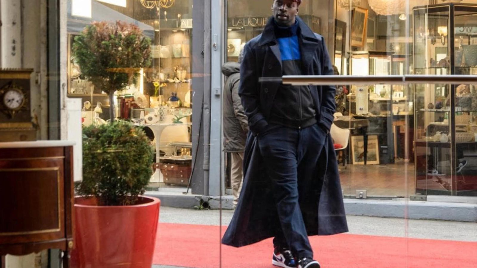 El protagonista de 'Lupin' con uno de los modelos de las zapatillas Nike.