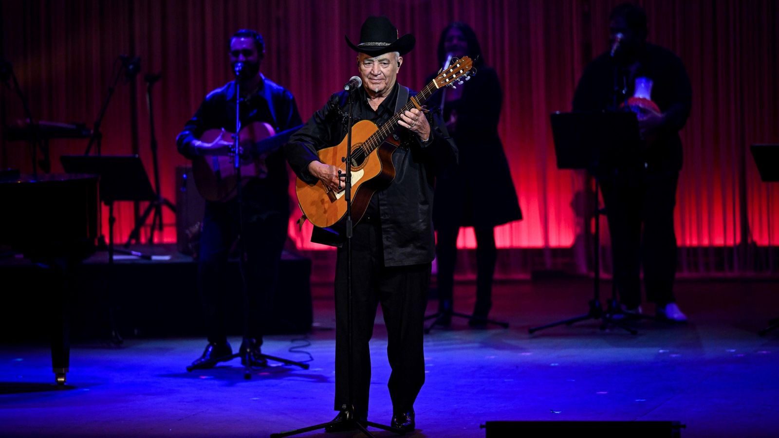 El músico Eliades Ochoa, con Víctor Martínez, Chonchi Heredia y David de Jacobo al fondo, este sábado en el Gran Teatro Falla.
