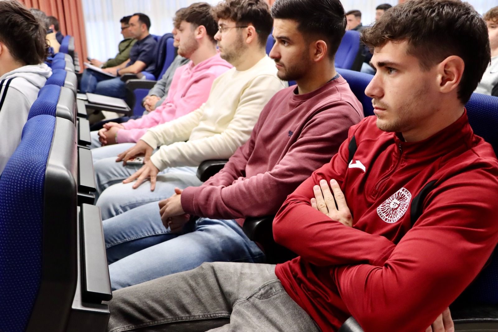 Un grupo de asistentes al seminario de fútbol organizado en la Universidad de Almería.