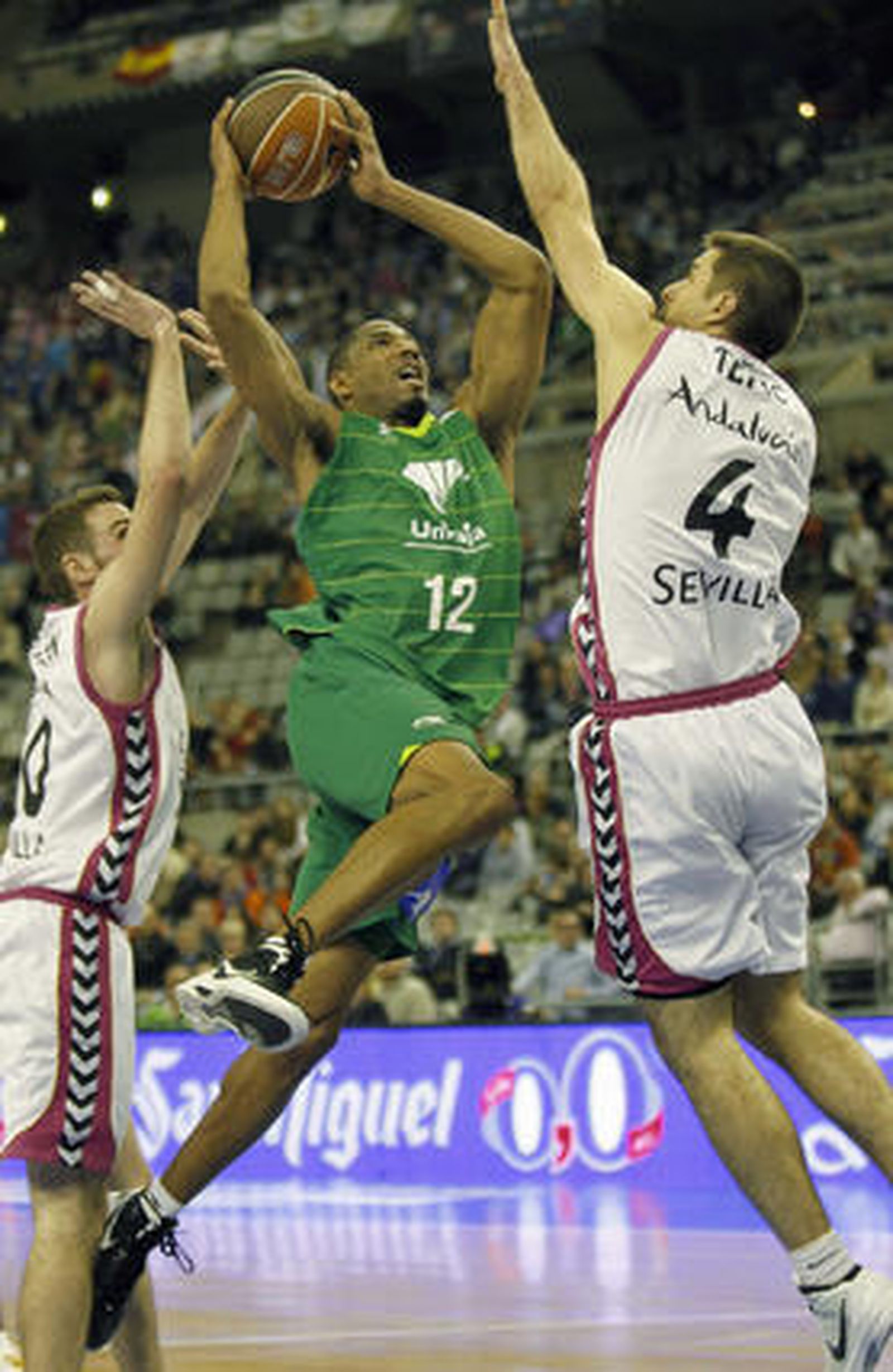 El Banca Cívica se mete en semifinales de la Copa del Rey a costa de Unicaja (65-77). / EFE