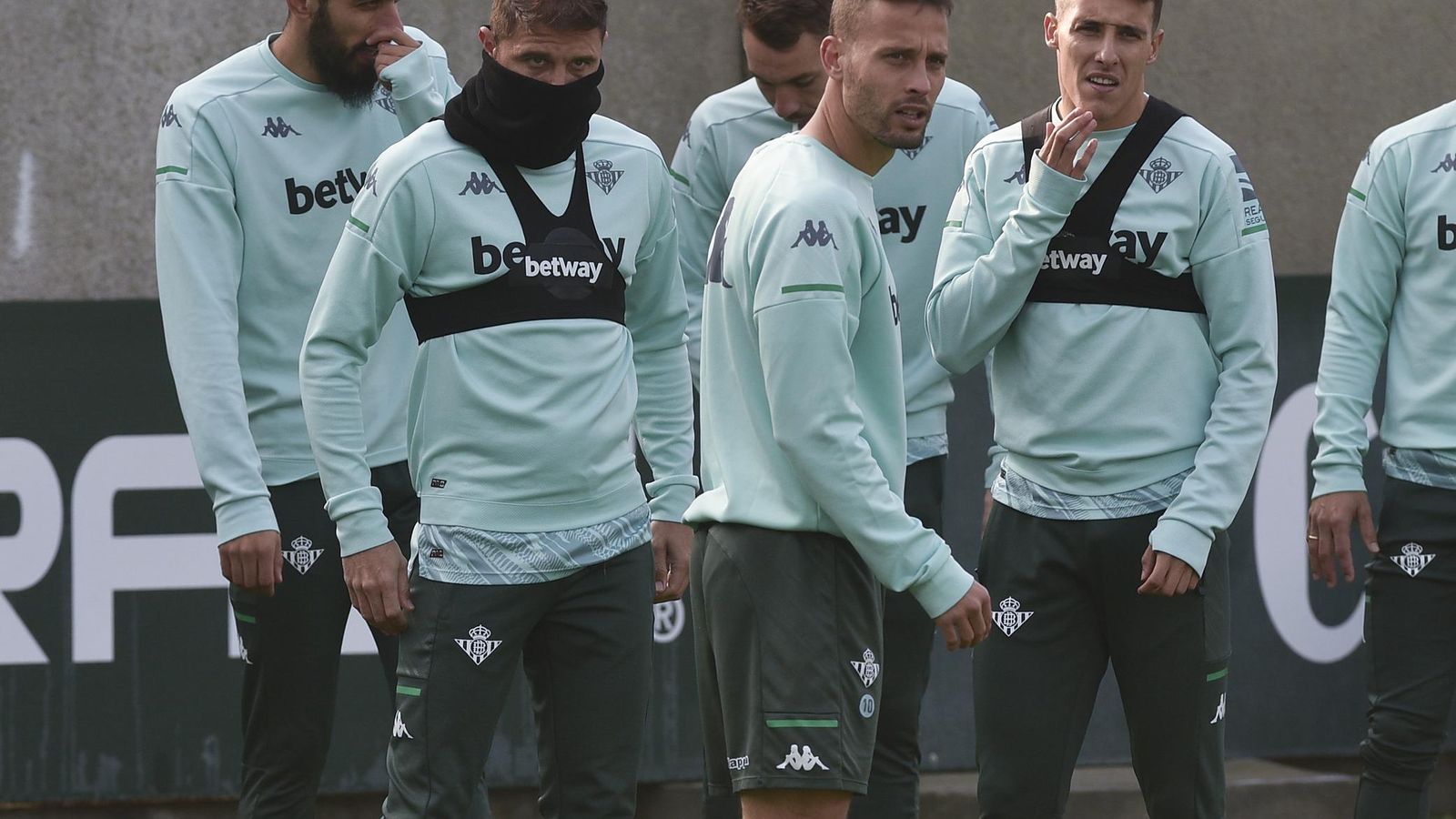 Sergio Canales, entre Joaquín y Tello.