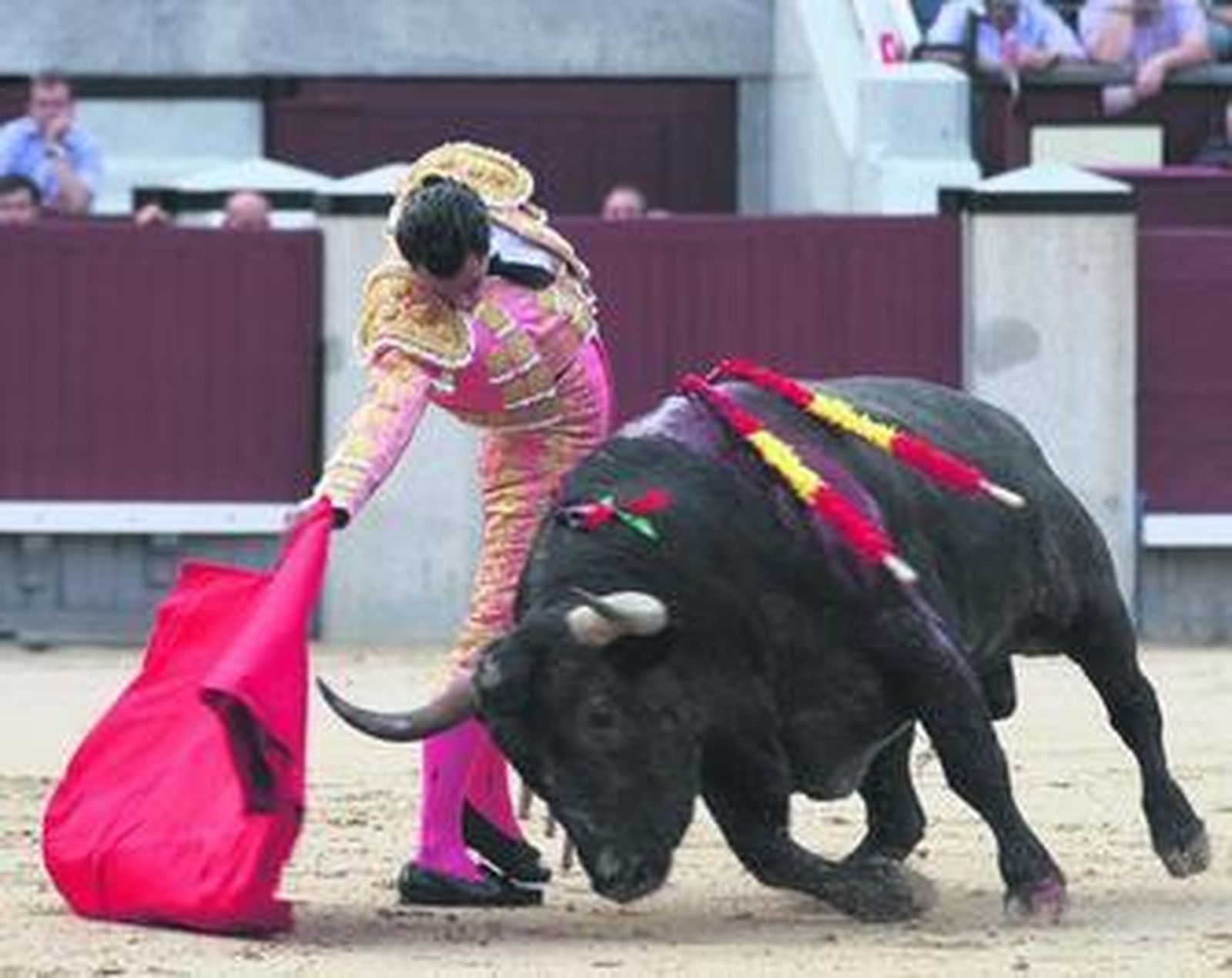 Iván Fandiño, en un muletazo con la diestra, rozó el éxito en la última de la Feria de San Isidro.