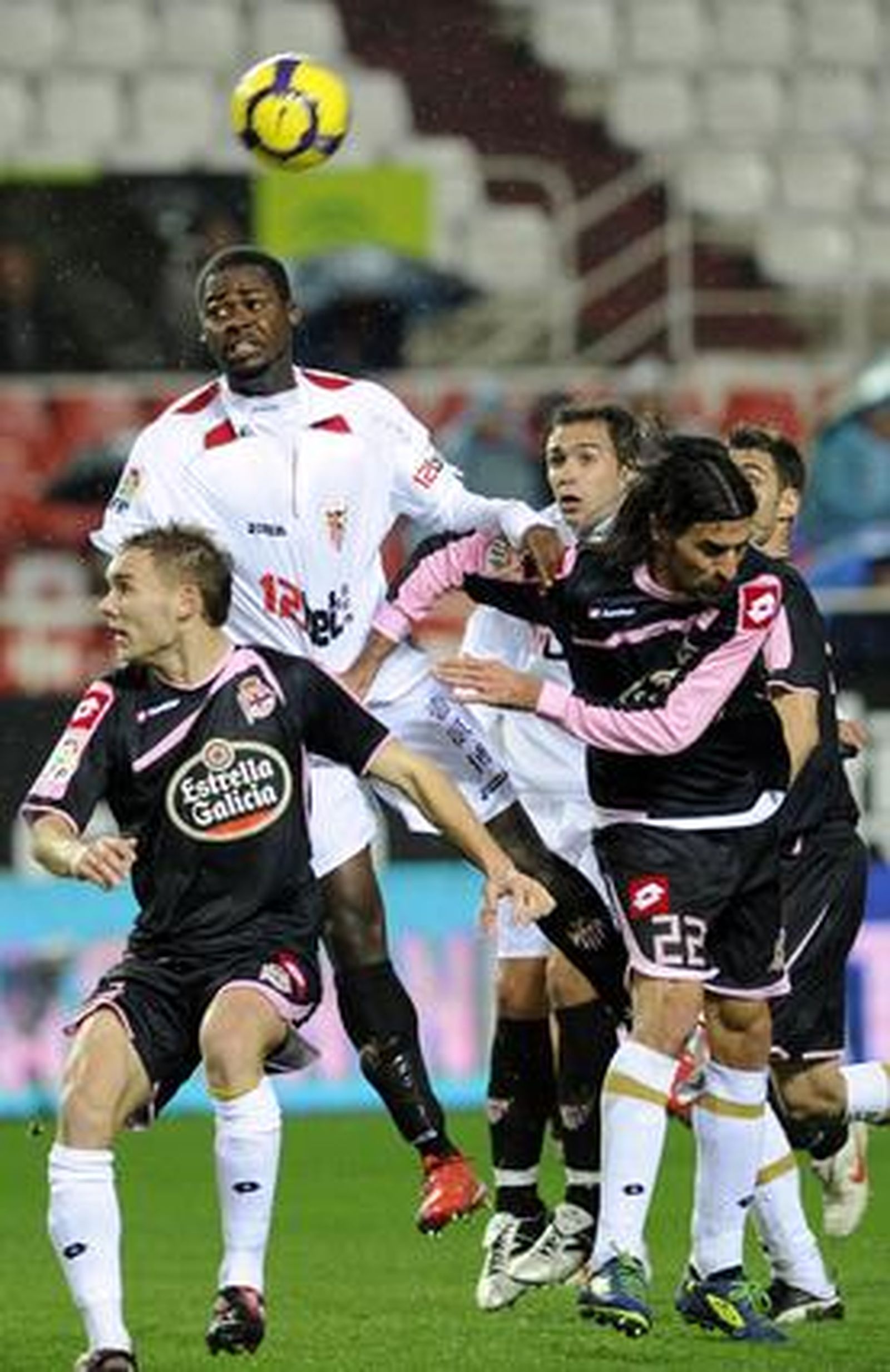El Sevilla cumple en casa y ya está en las semifinales de la Copa del Rey. / EFE · AFP · Reuters