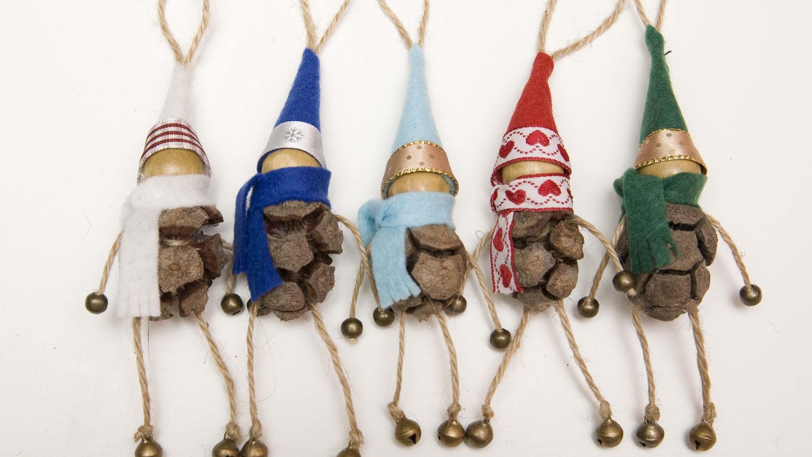 Duendes hechos con piñas.