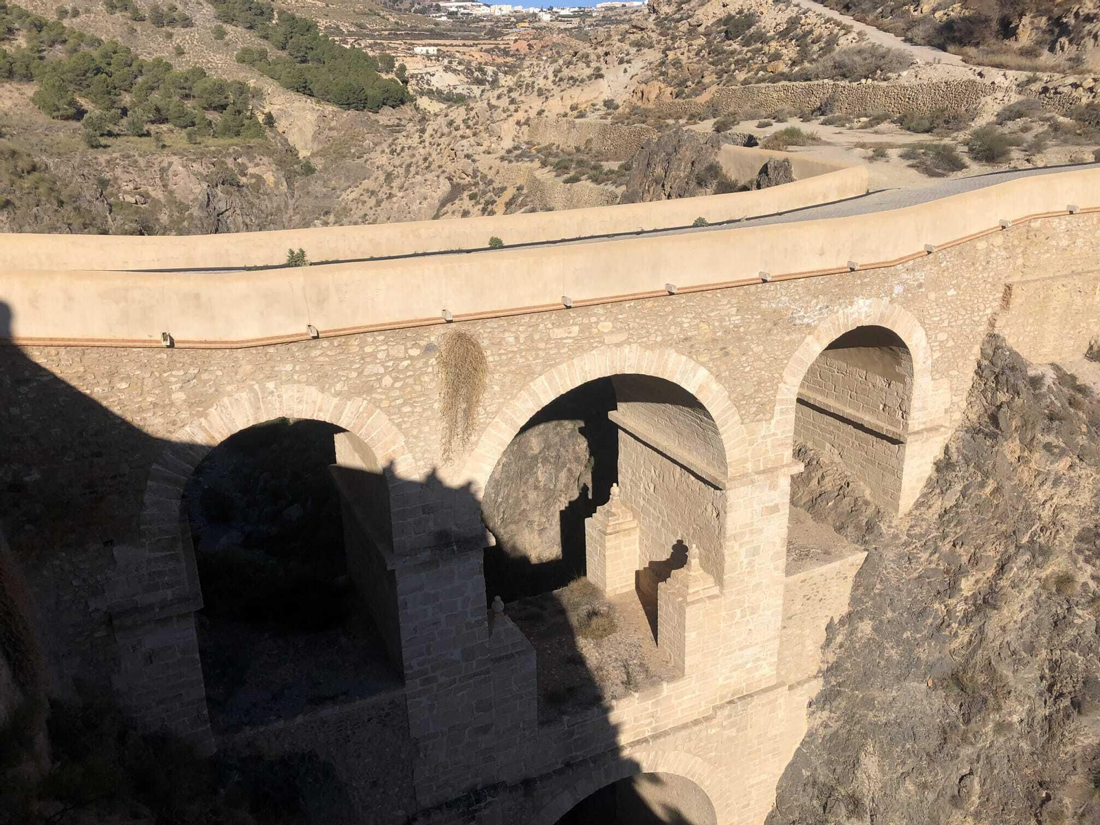La construcción se ubica en la puerta de entrada a la Alpujarra Almeriense.