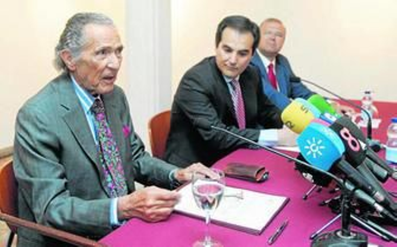 Antonio Gala, José Antonio Nieto y Juan Miguel Moreno Calderón, ayer, en la firma del convenio.