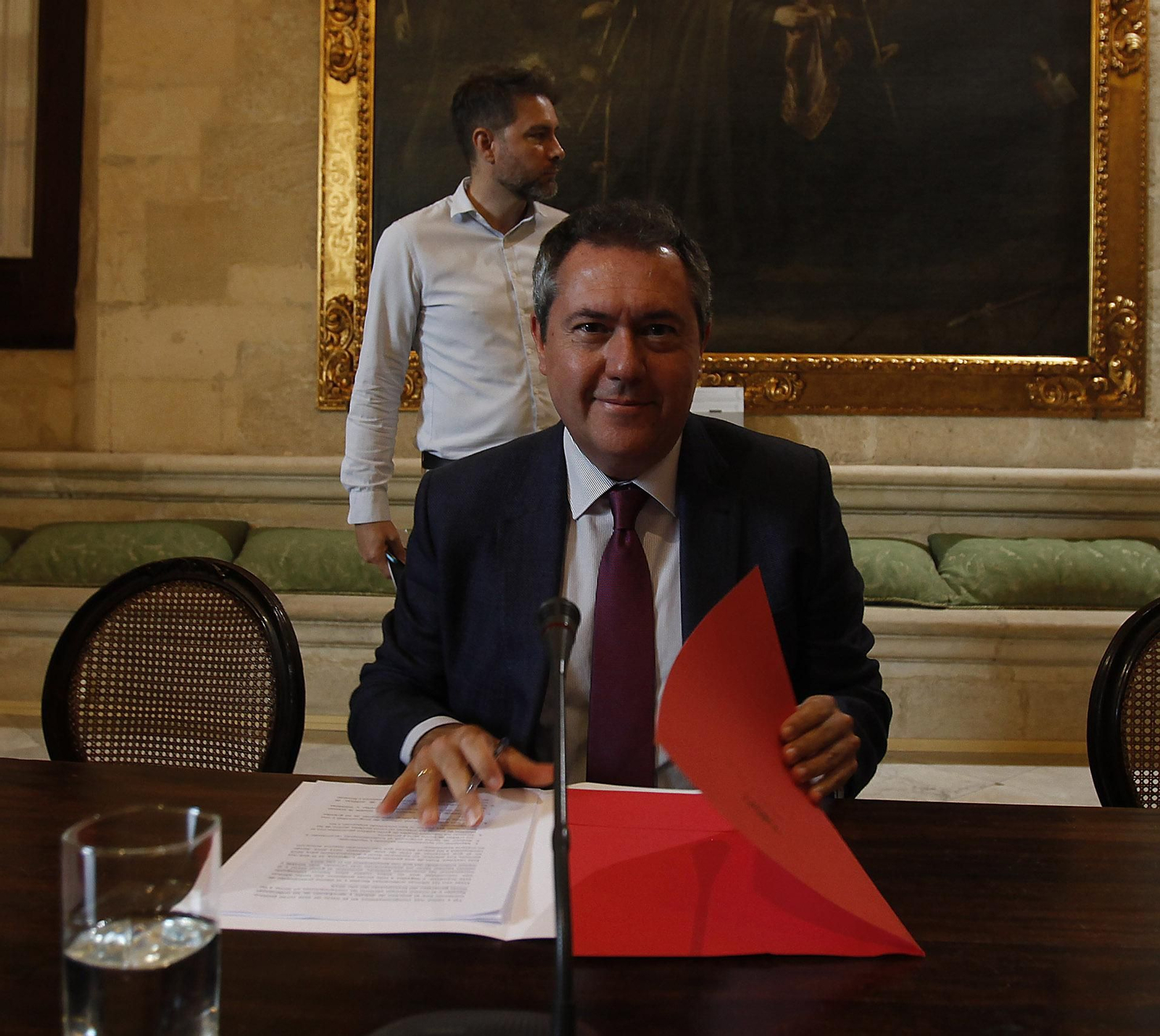 Juan Espadas durante la presentación el año pasado de las líneas básicas de las ordenanzas  fiscales para 2019.