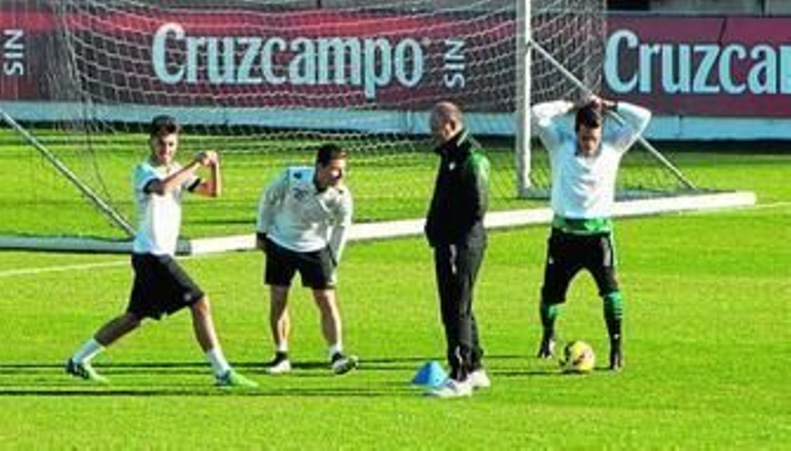 Mel dialoga con Rubén Castro, que estira junto a Dani Ceballos y Xavi Torres.
