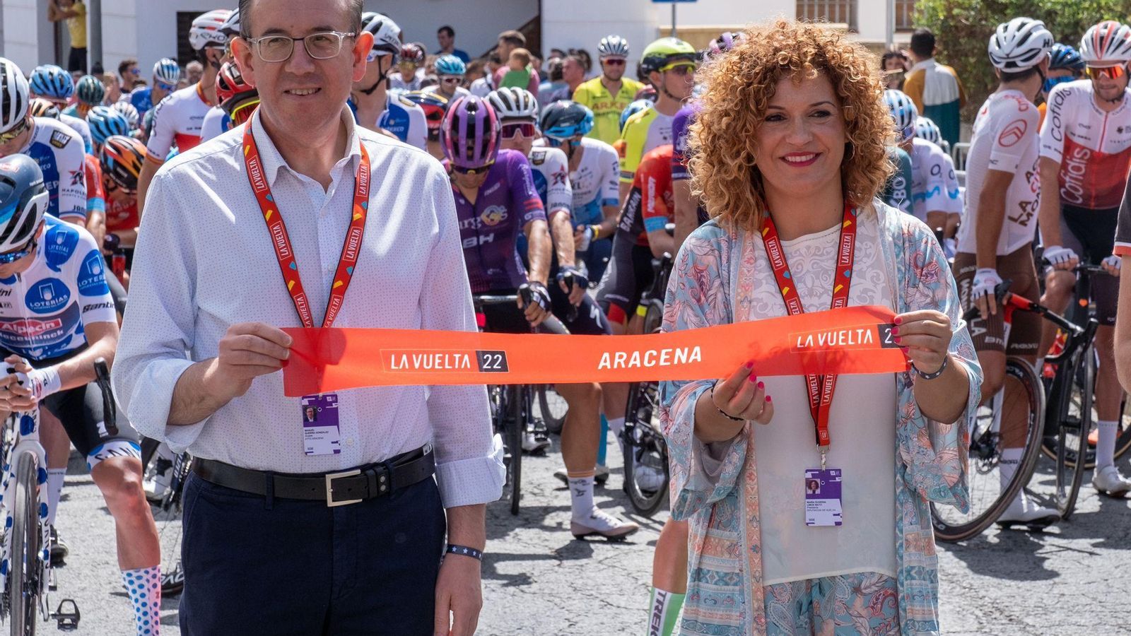 La presidenta de la Diputación y el alcalde de Aracena fueron los encargados de cortar la cinta del punto de salida.