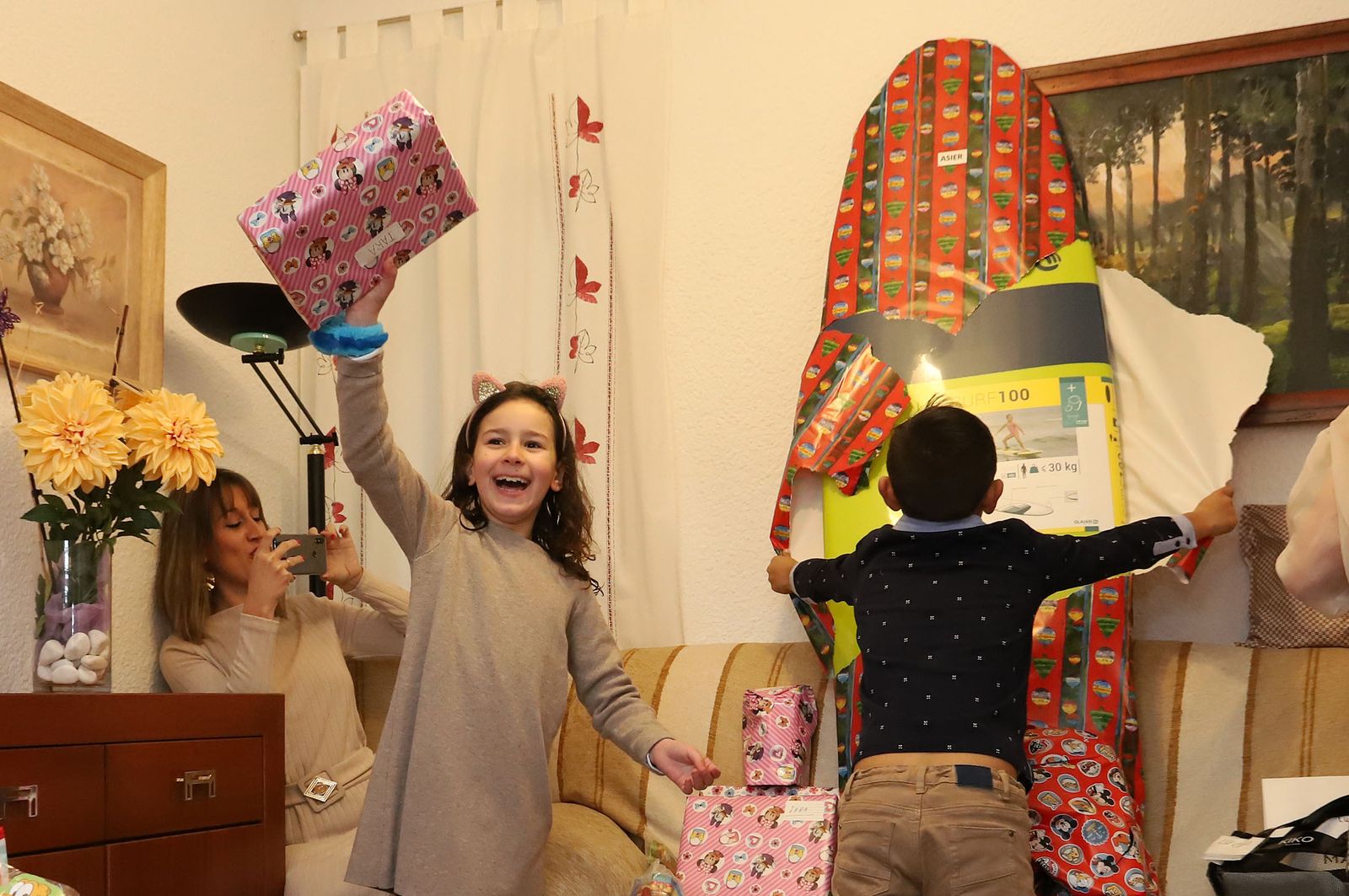 Imágenes de los niños recibiendo sus regalos de Reyes