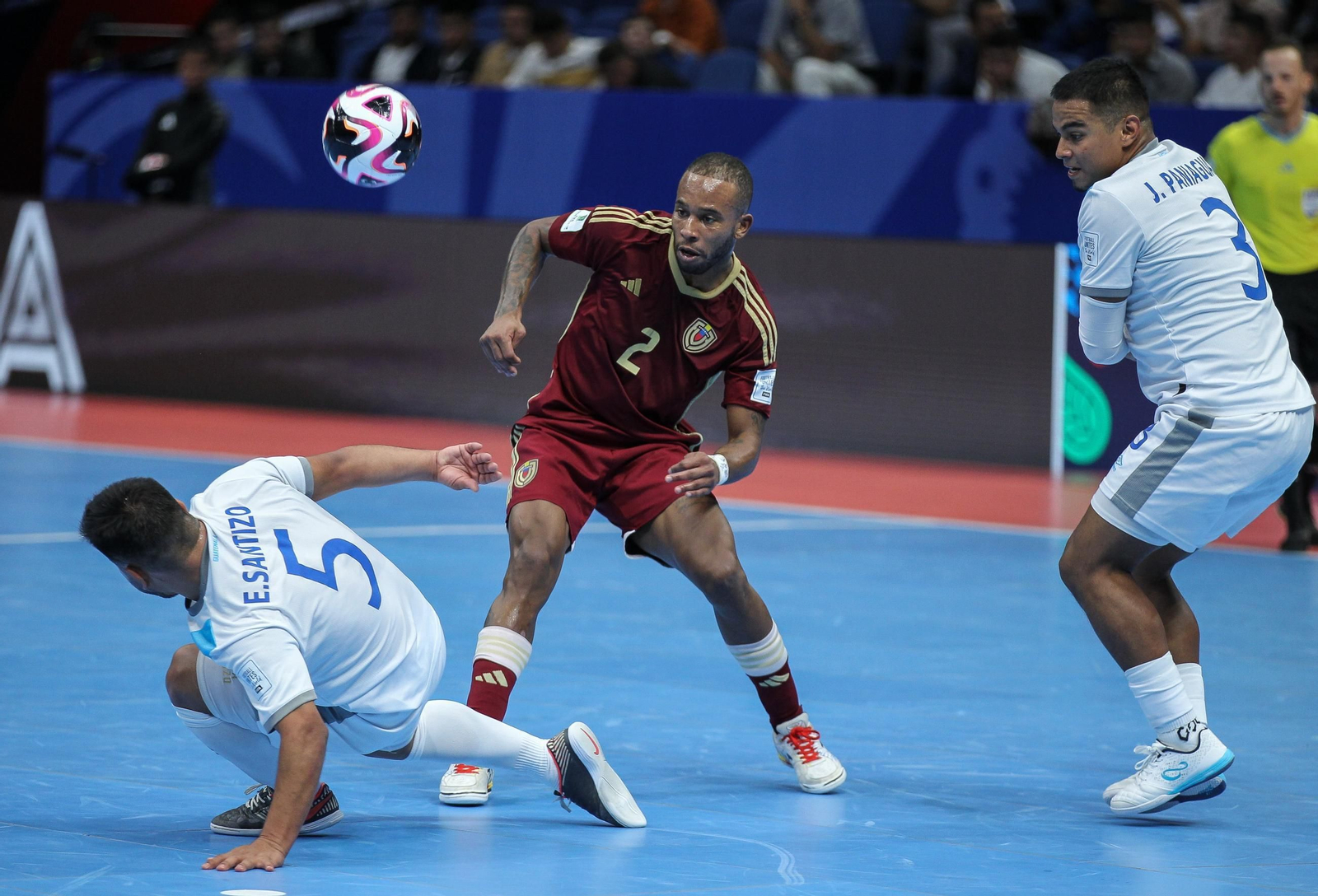 Carlos Sanz pelea un balón en el duelo ante Guatemala.
