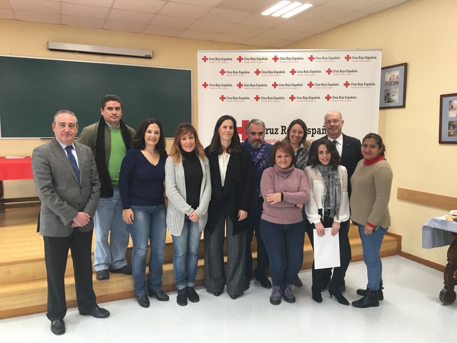 Familiares junto a representantes de Caixabank y del centro privado.