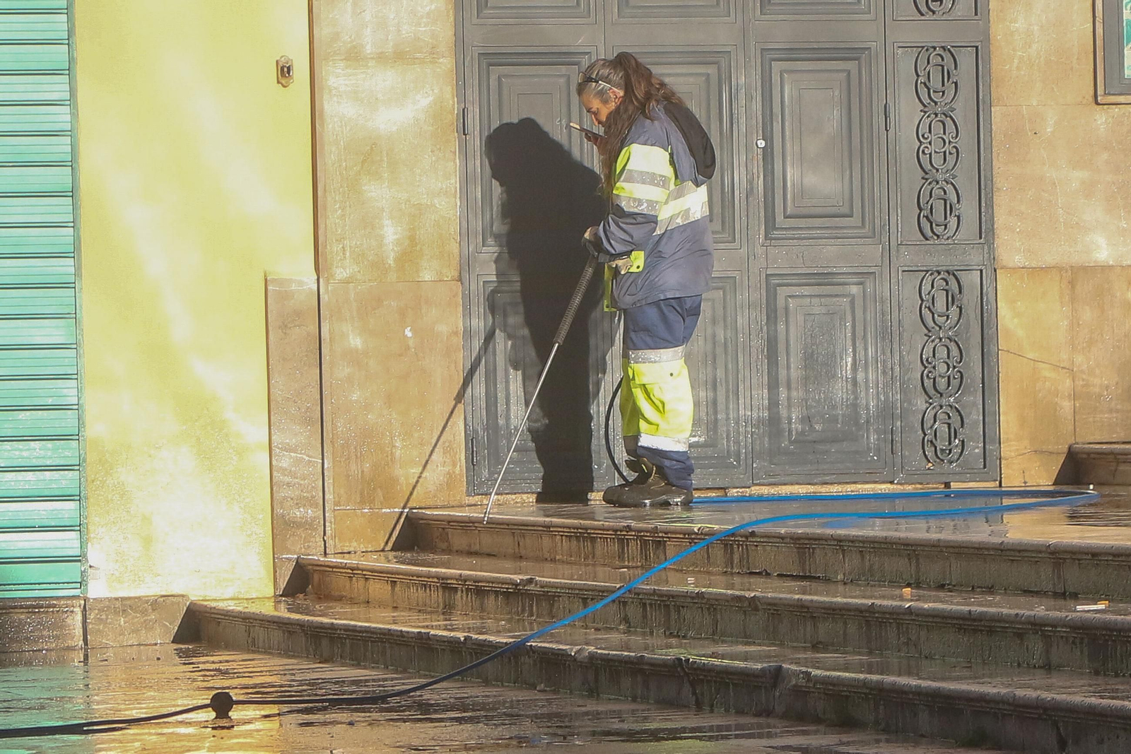 Imagen de archivo de trabajos de limpieza en Granada.