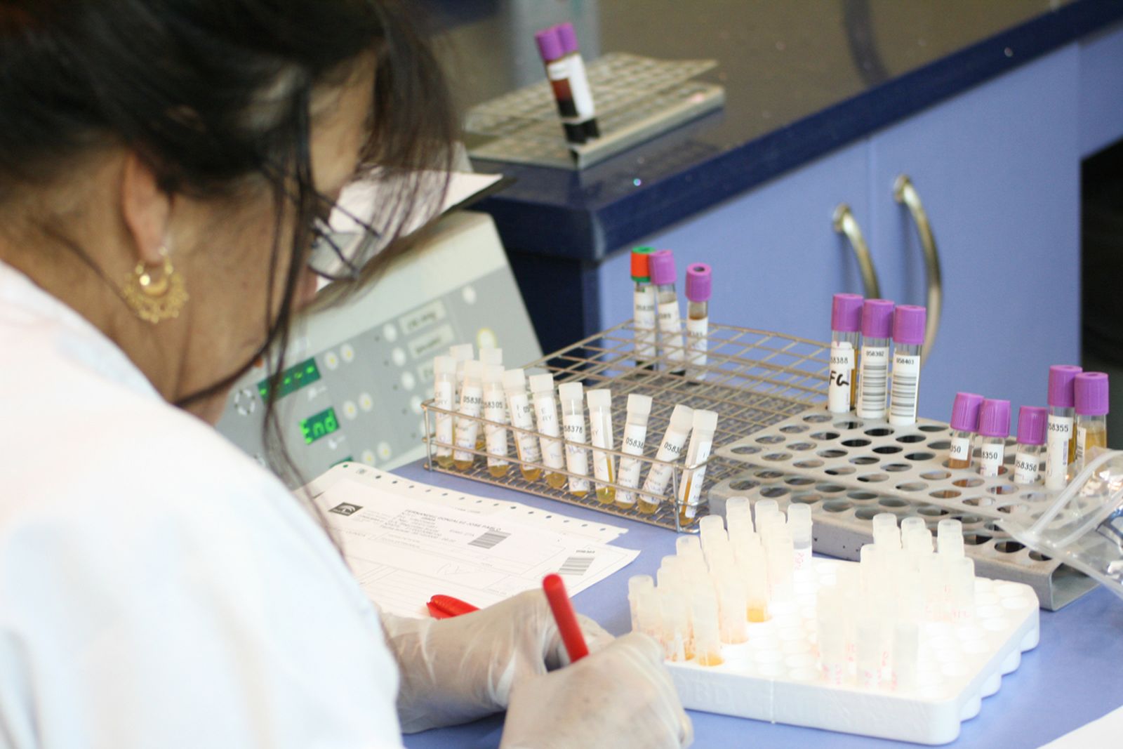 Una enfermera manejando analíticas.