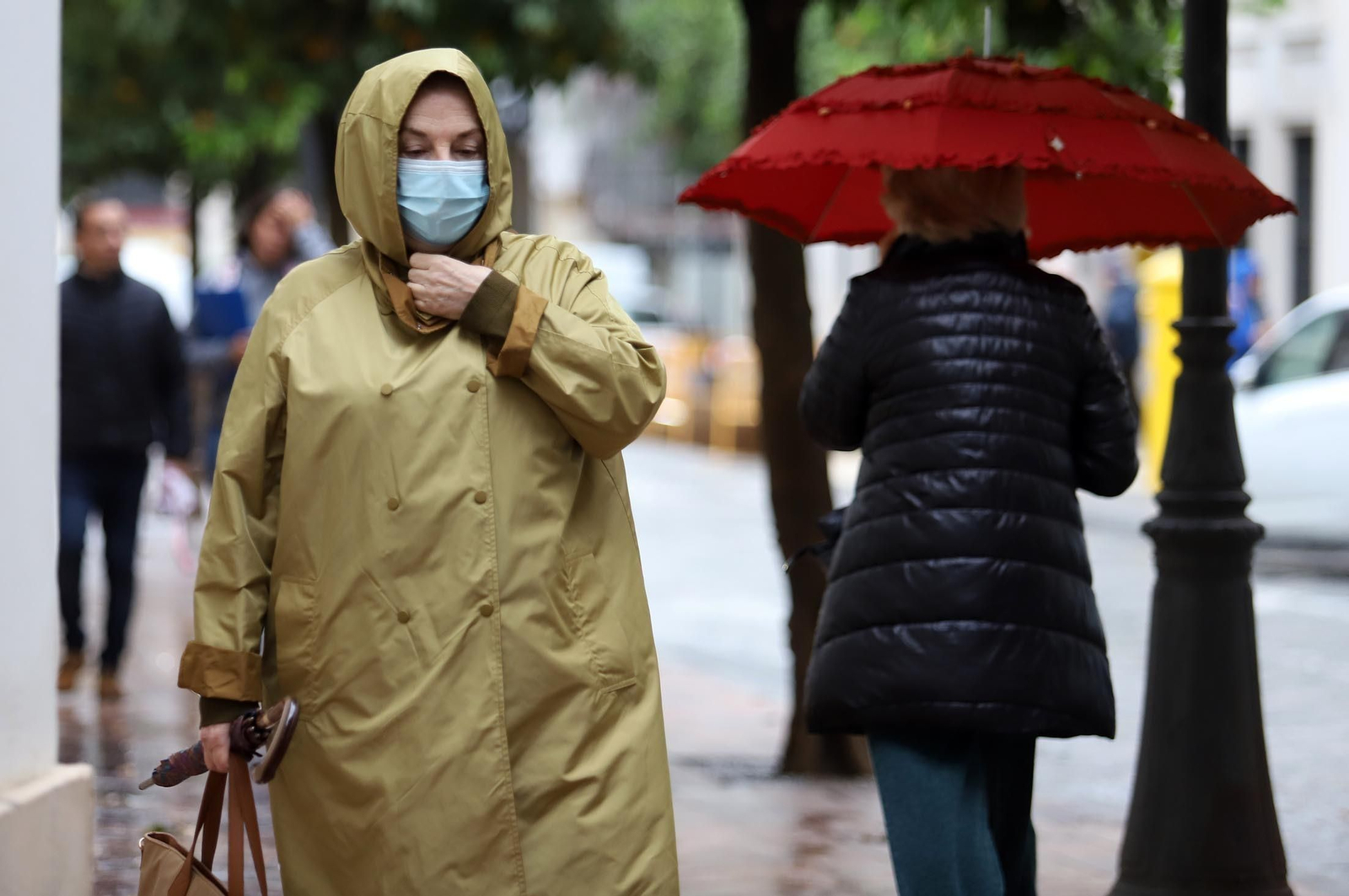 Día de lluvia, viento y frío en Huelva, en imágenes