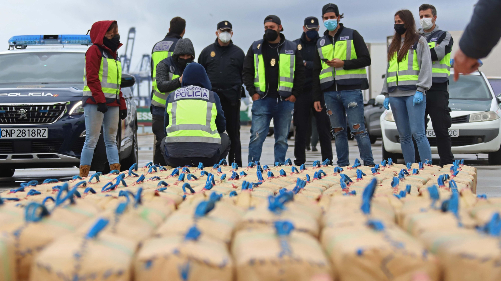 Policías nacionales y guardias civiles, en una operación en el Puerto de Algeciras.