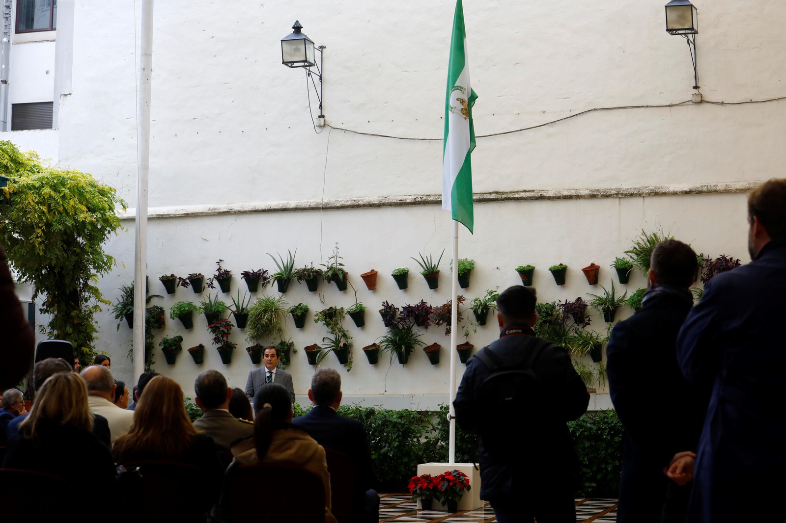 El izado de la bandera de Andalucía en Córdoba por 4l 4-D, en imágenes