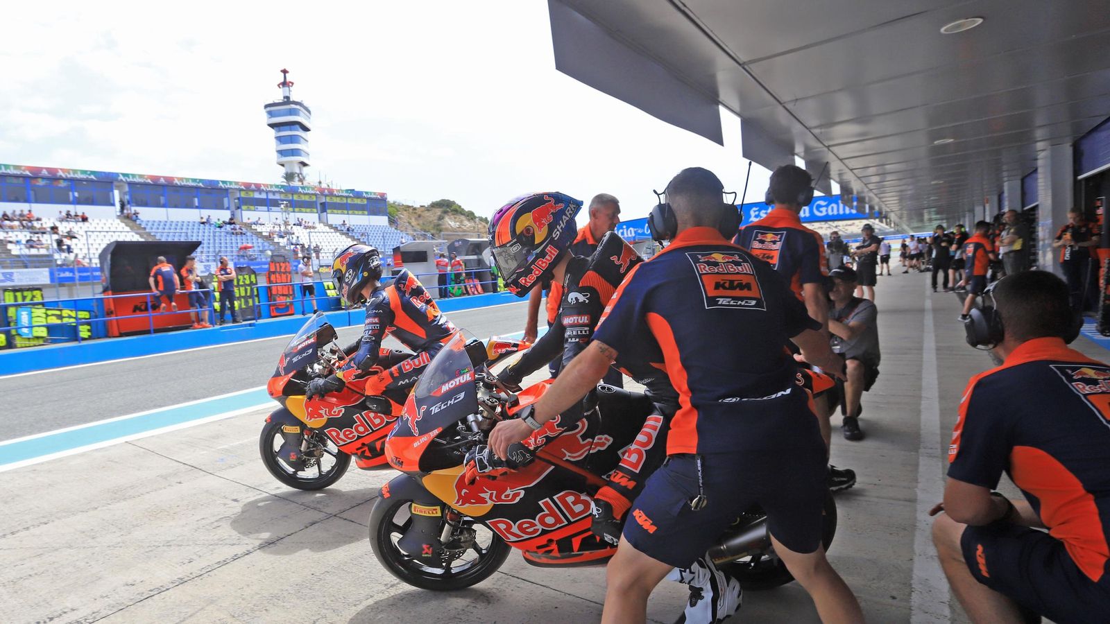 Imágenes de boxes en los entrenamientos del Viernes de Moto2 en Jerez