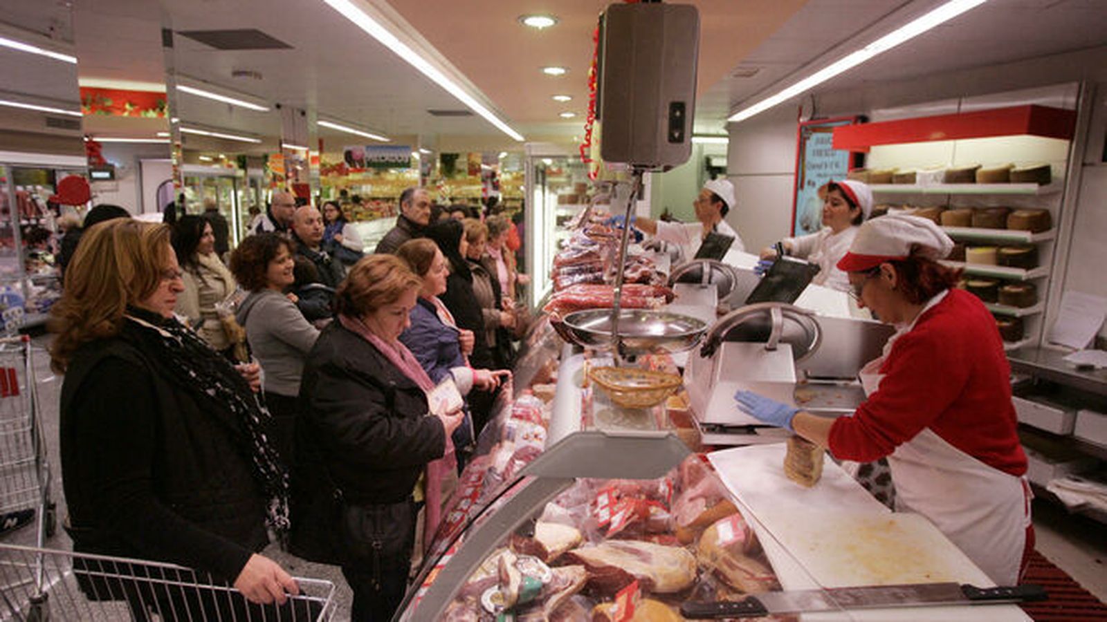 Trabajadores de un supermercado.