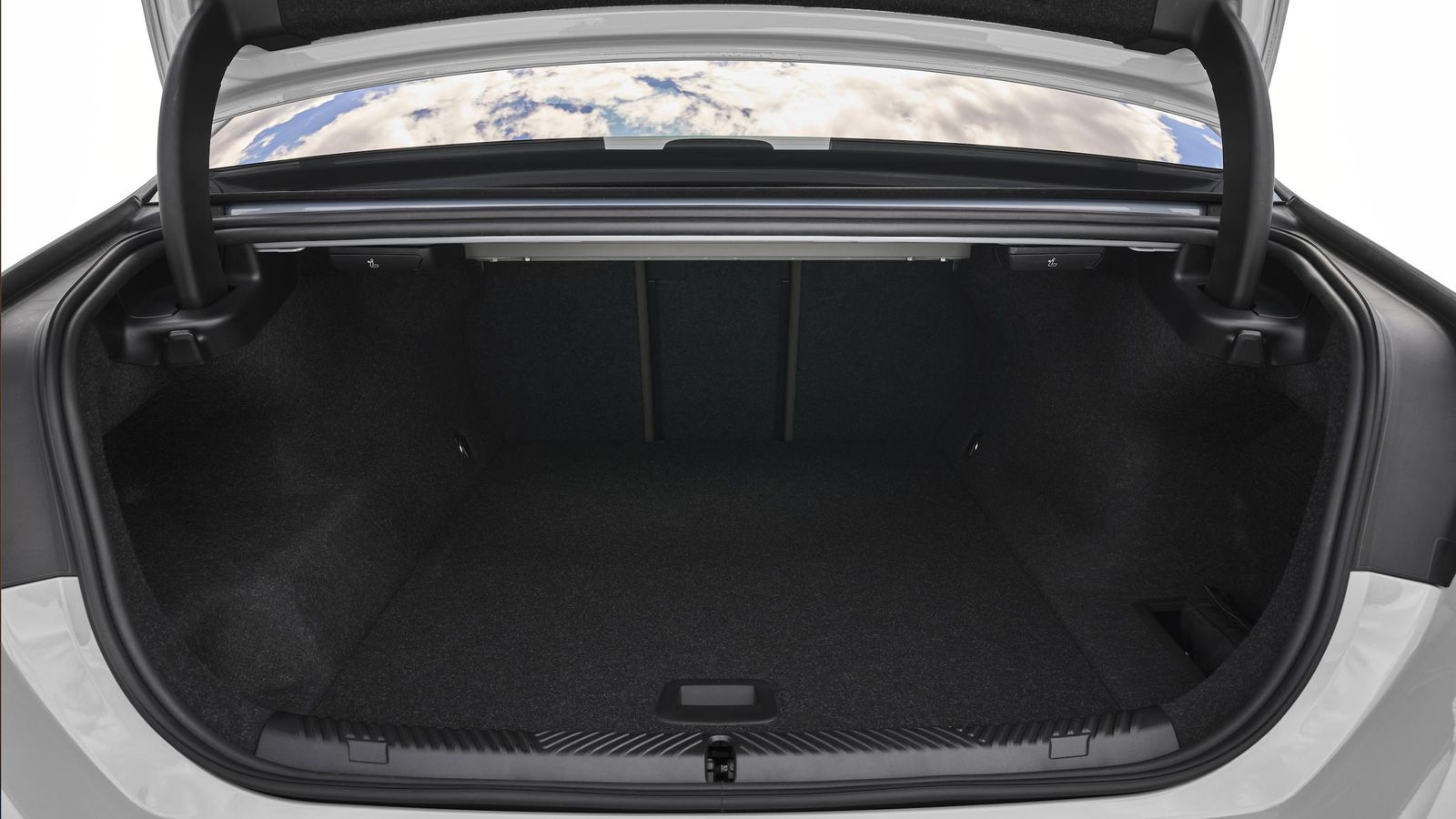 Los laterales del maletero no tienen formas regulares, pero la capacidad es correcta e, incluso, formidable a condición de que también contemplemos el espacio que hay bajo el piso.