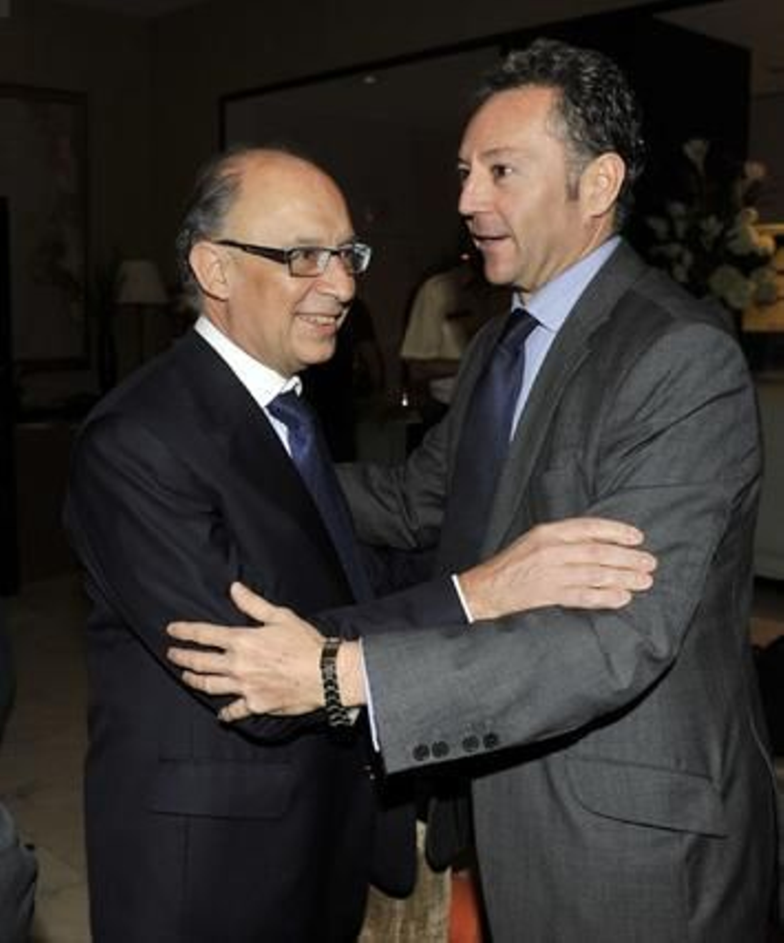 José Joly, presidente del Grupo Joly, recibe a Cristóbal Montoro, responsable económico del PP y cabeza de lista de su partido por Sevilla a las elecciones generales.

Foto: Juan Carlos Vázquez