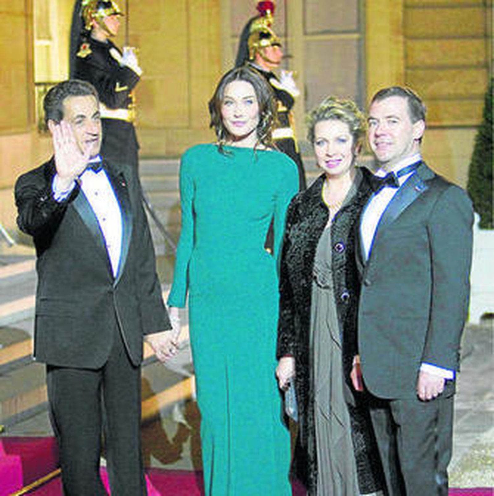 La elegancia de Carla Bruni deslumbra también a los rusos