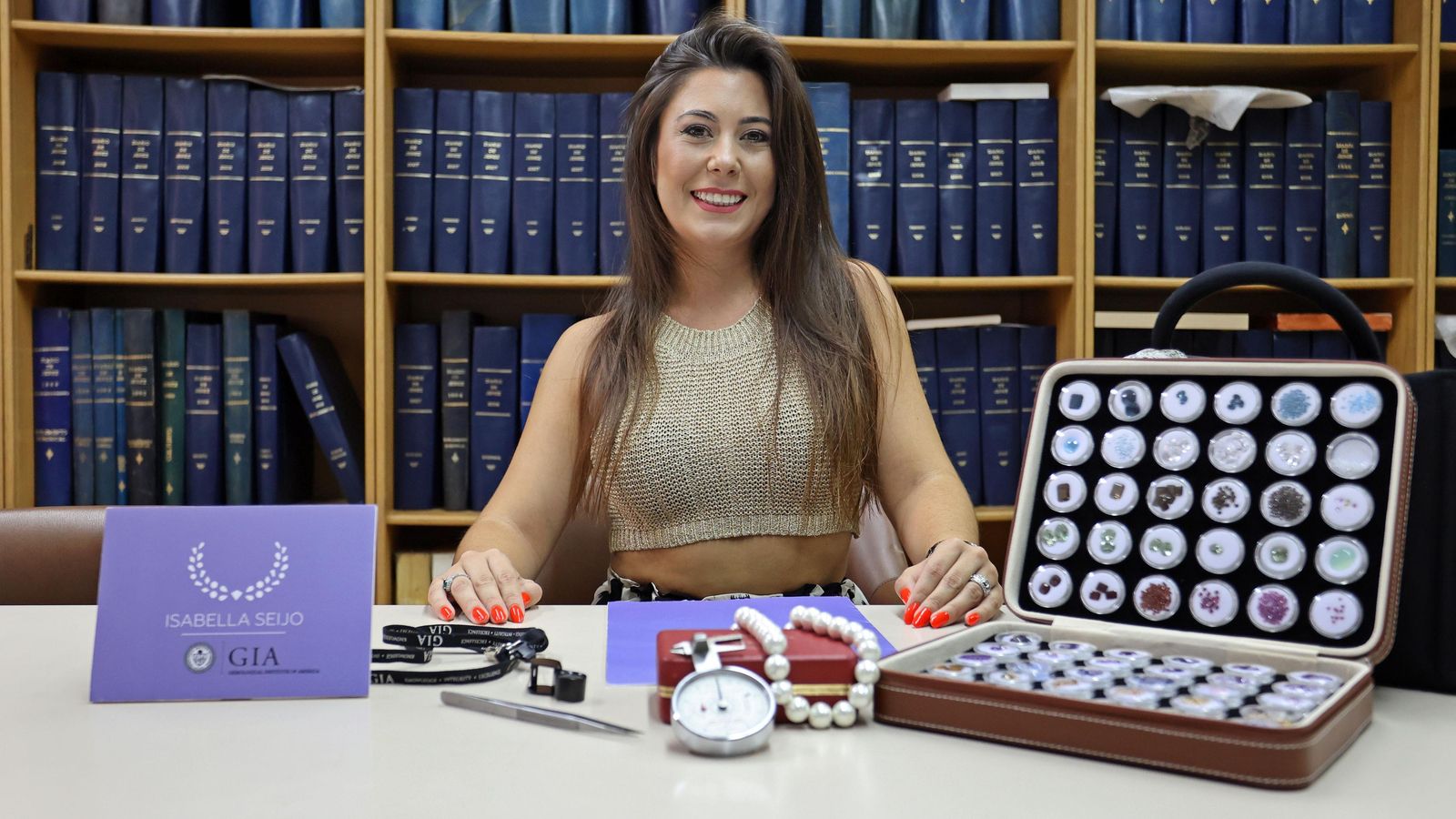 La jerezana Isabella Seijo, con una muestra de piedras.