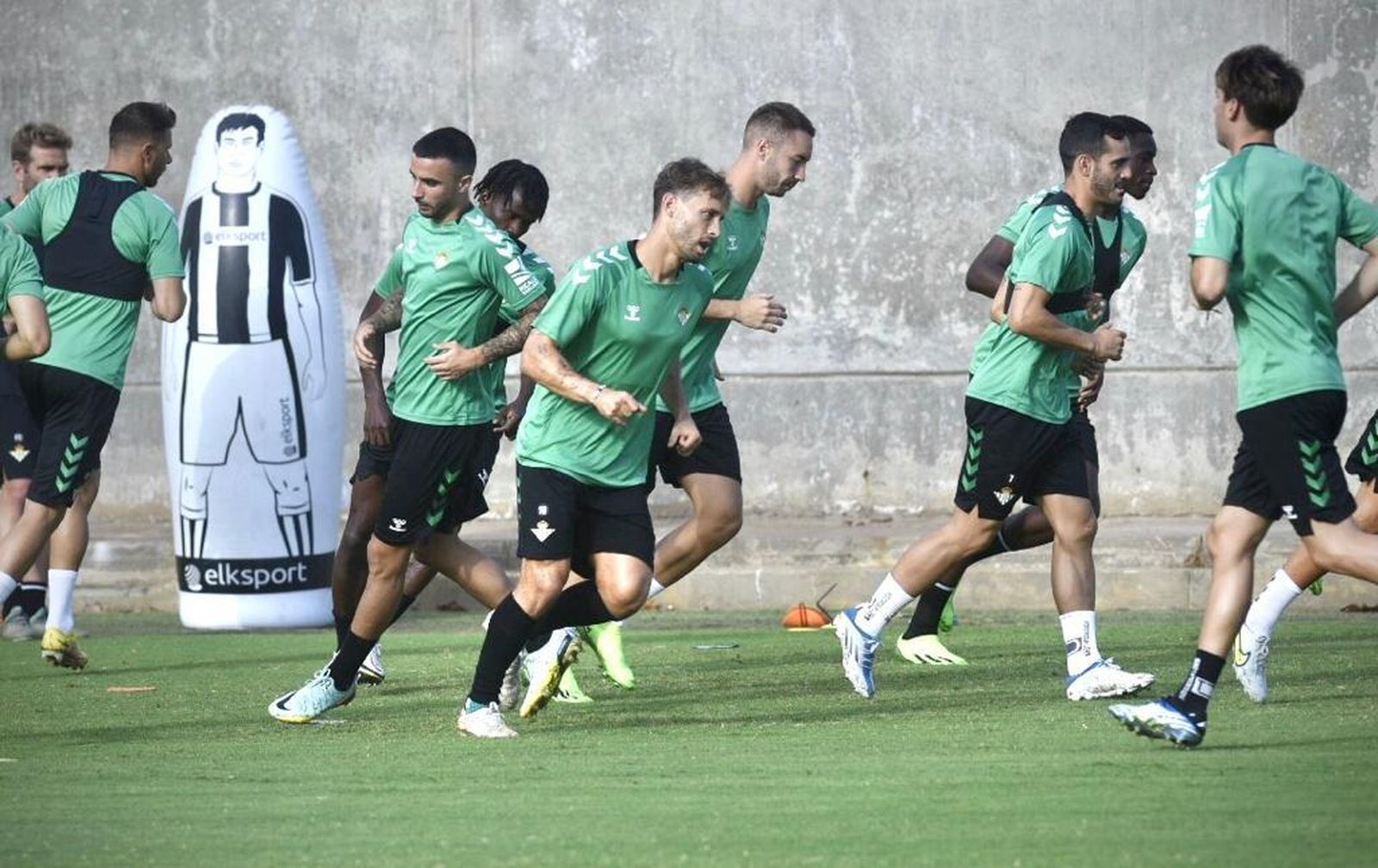 Los jugadores del Betis se ejercitan durante un entrenamiento.